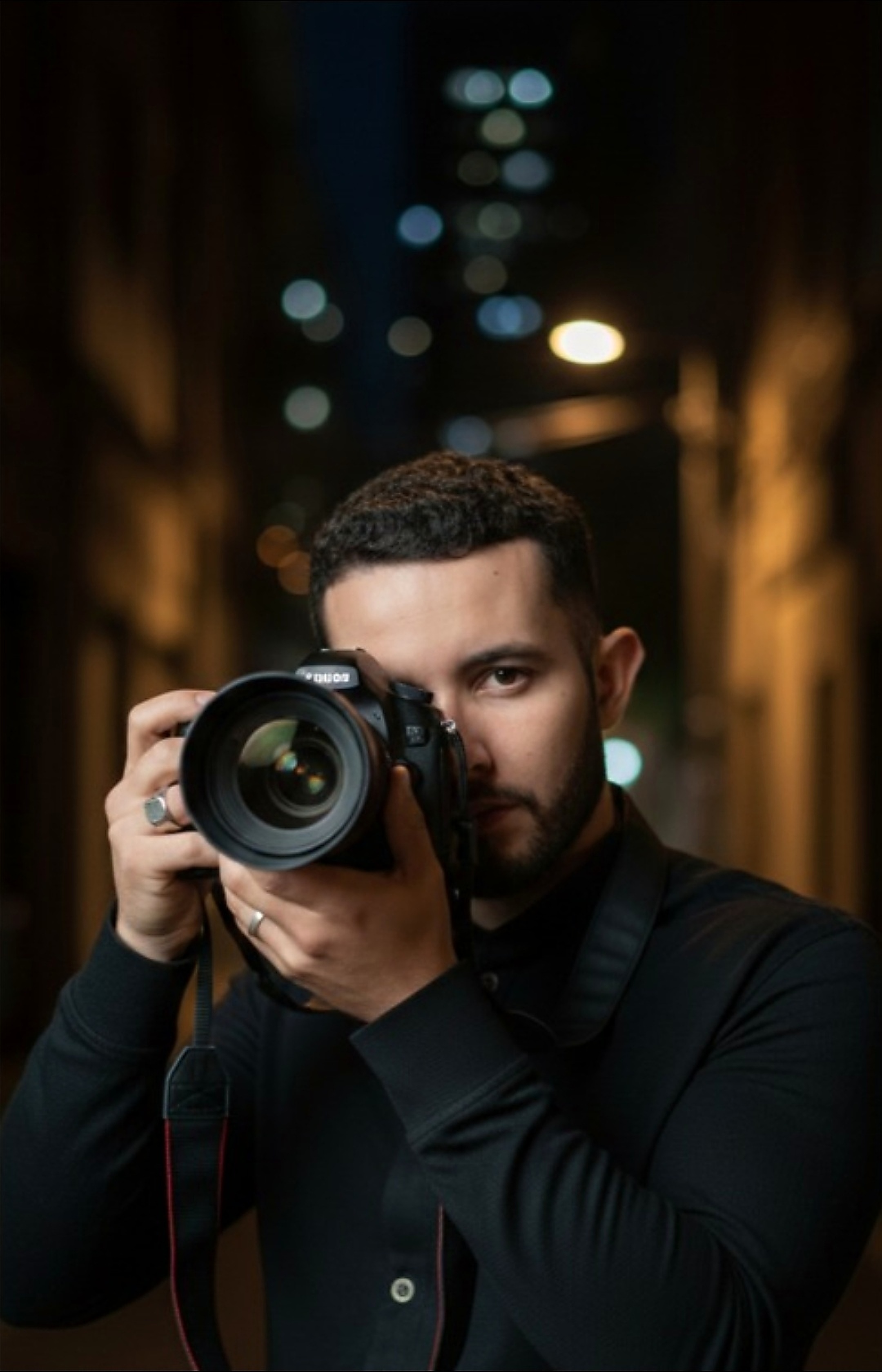 Lucas Vitor Cordeiro fotografando com sua câmera